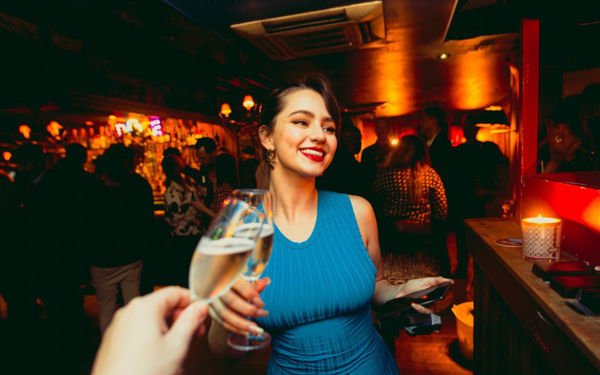 Que tal um date espont&acirc;neo hoje &agrave; noite? Ou uma olhadinha para saber quem est&aacute; solteiro no seu bar favorito? Quem sabe at&eacute; uma festa com 300 pessoas livres e desimpedidas? O Inner Circle oferece tudo isso.