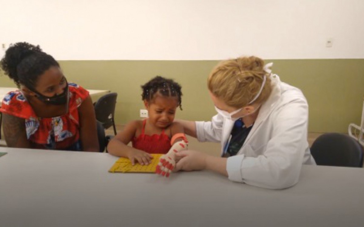 Maria Helo&aacute; se emocionou ao receber pr&oacute;tese