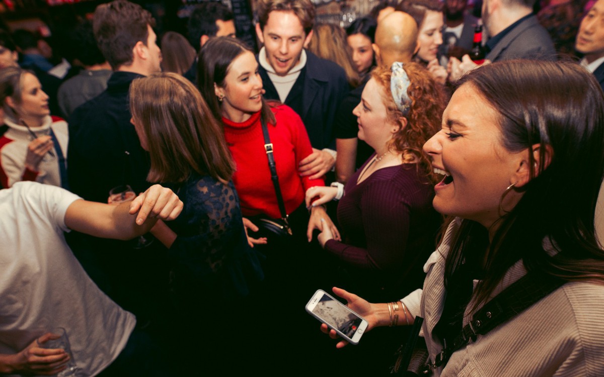 Que tal um date espont&acirc;neo hoje &agrave; noite? Ou uma olhadinha para saber quem est&aacute; solteiro no seu bar favorito? Quem sabe at&eacute; uma festa com 300 pessoas livres e desimpedidas? O Inner Circle oferece tudo isso. - Divulga&ccedil;&atilde;o