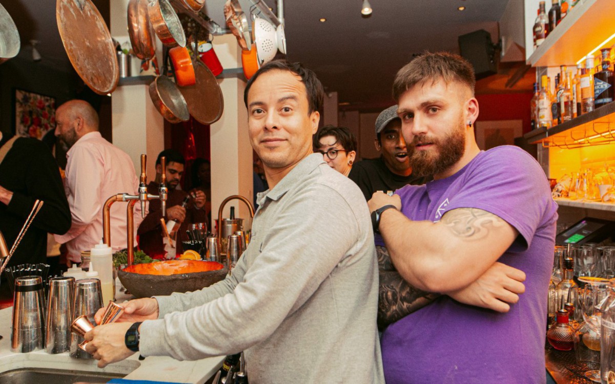 Que tal um date espont&acirc;neo hoje &agrave; noite? Ou uma olhadinha para saber quem est&aacute; solteiro no seu bar favorito? Quem sabe at&eacute; uma festa com 300 pessoas livres e desimpedidas? O Inner Circle oferece tudo isso.