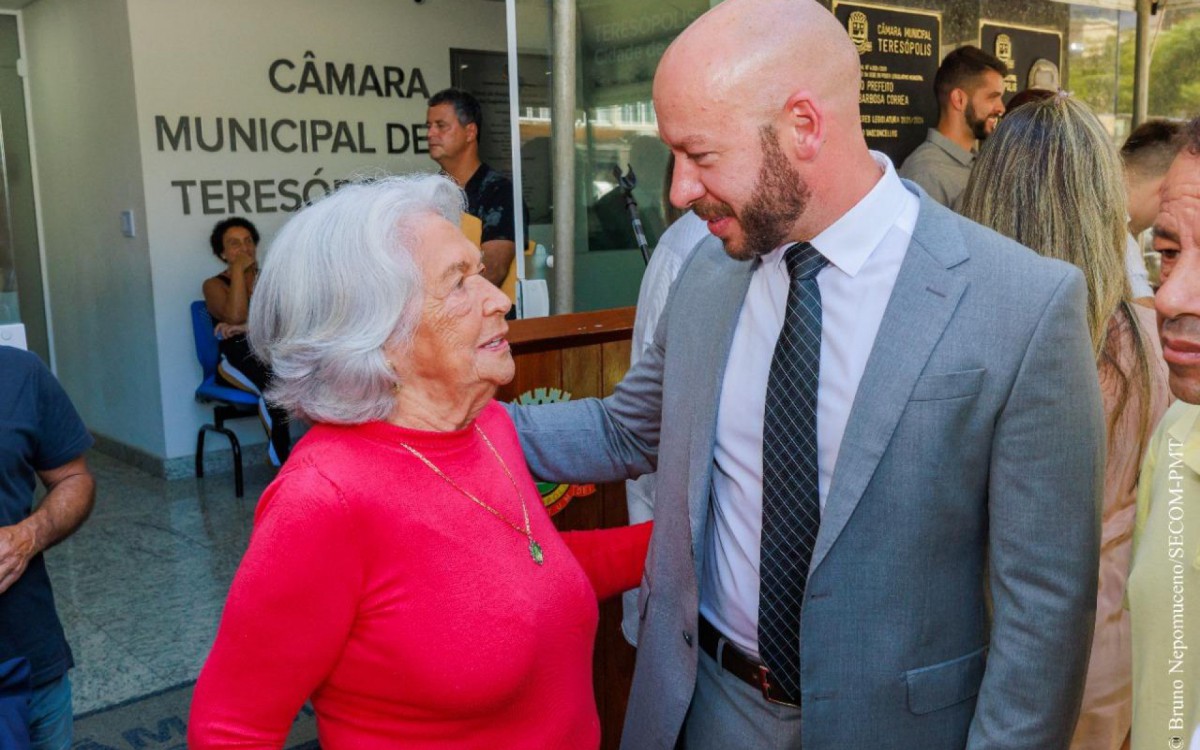 Prefeito Vinicius Claussen com a viúva de Luiz Barbosa, Edna Barbosa