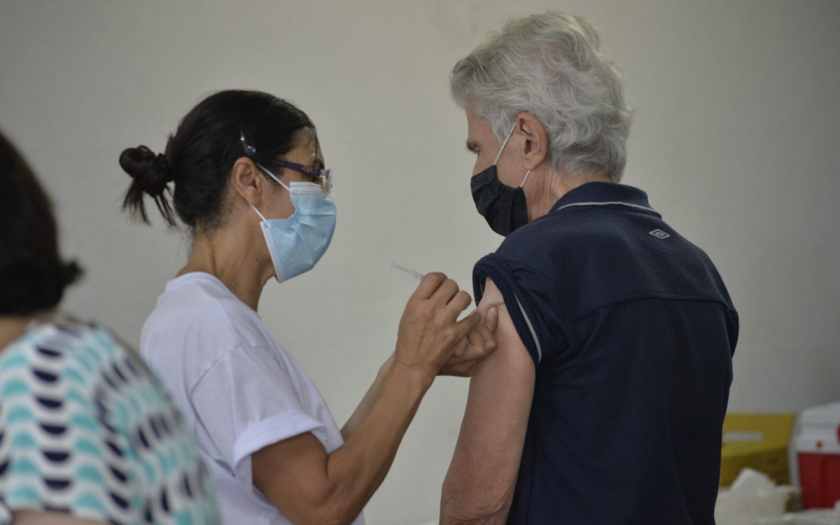 Quarta dose deve ser aplicada para reforçar o sistema imunológico desta faixa etária - Fabio Costa/Agência O Dia