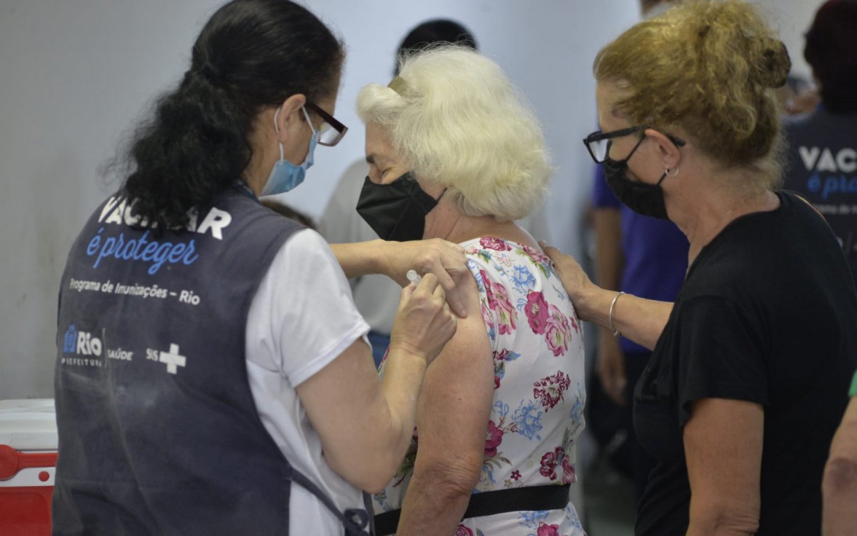 Segunda dose de reforço começou a ser oferecida nesta quinta-feira (24) - Fabio Costa/Agência O Dia