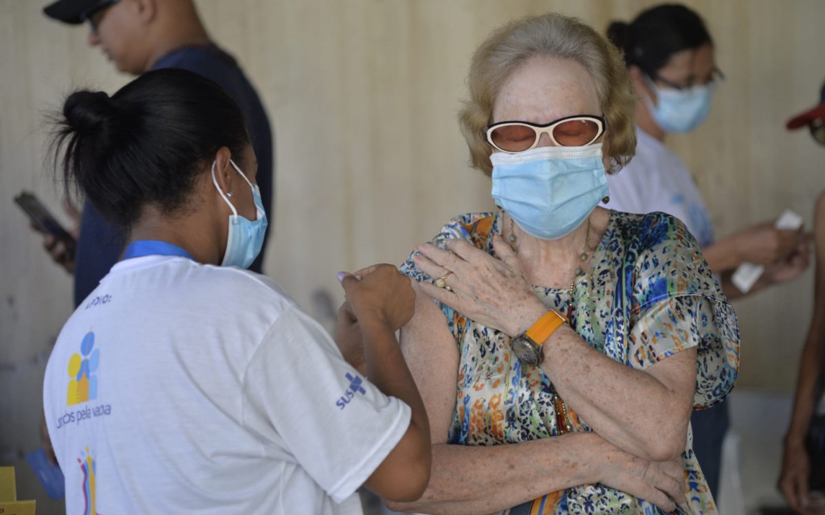 Quarta dose também está disponível para maiores de 18 anos que tenham imunossupressão  - Fabio Costa/Agência O Dia