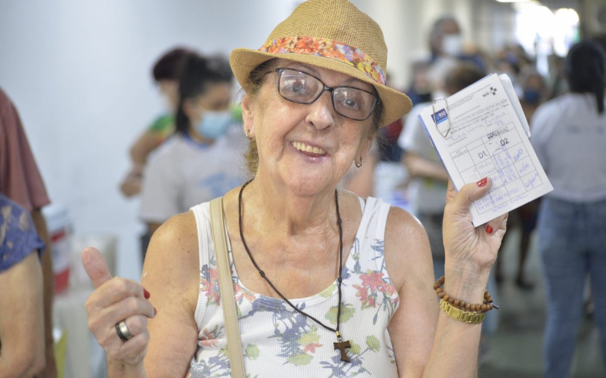 Aposentada Ivania de Barros recebeu o segundo reforço no Centro Municipal de Saúde Heitor Beltrão - Fabio Costa/Agência O Dia