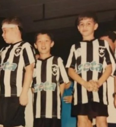 Lu&iacute;s Oyama, ainda crian&ccedil;a, vestindo a camisa do Botafogo - Divulga&ccedil;&atilde;o/Botafogo