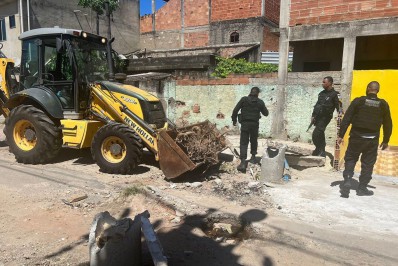 20º BPM retira barricadas na comunidade do Sebinho, em Mesquita
