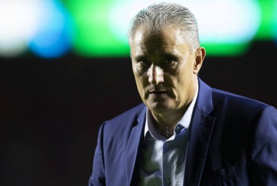 Tite desembarca em Doha para acompanhar o sorteio da Copa, e se mostra a favor dos 26 convocados para o torneio