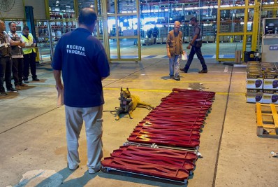 Receita e Polícia Federal apreendem cocaína dentro de cortadores de piso no Galeão
