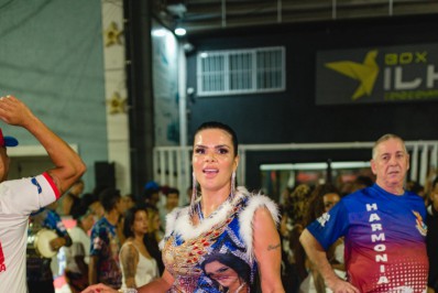 Rainha de Bateria da União da Ilha esbanja simpatia em ensaio de rua