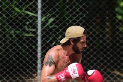 Chay Suede mostra o corpo sarado durante treino boxe em praça de São Paulo; veja as fotos! 