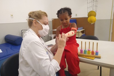 Após receber prótese 3D, menina realiza sonho de andar de bicicleta