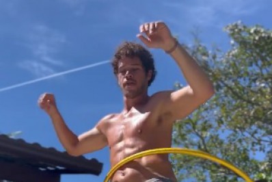 De sunga, José Loreto rebola com bambolê e deixa fãs babando