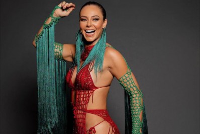 Paolla Oliveira usa modelito de crochê para ensaio na Grande Rio