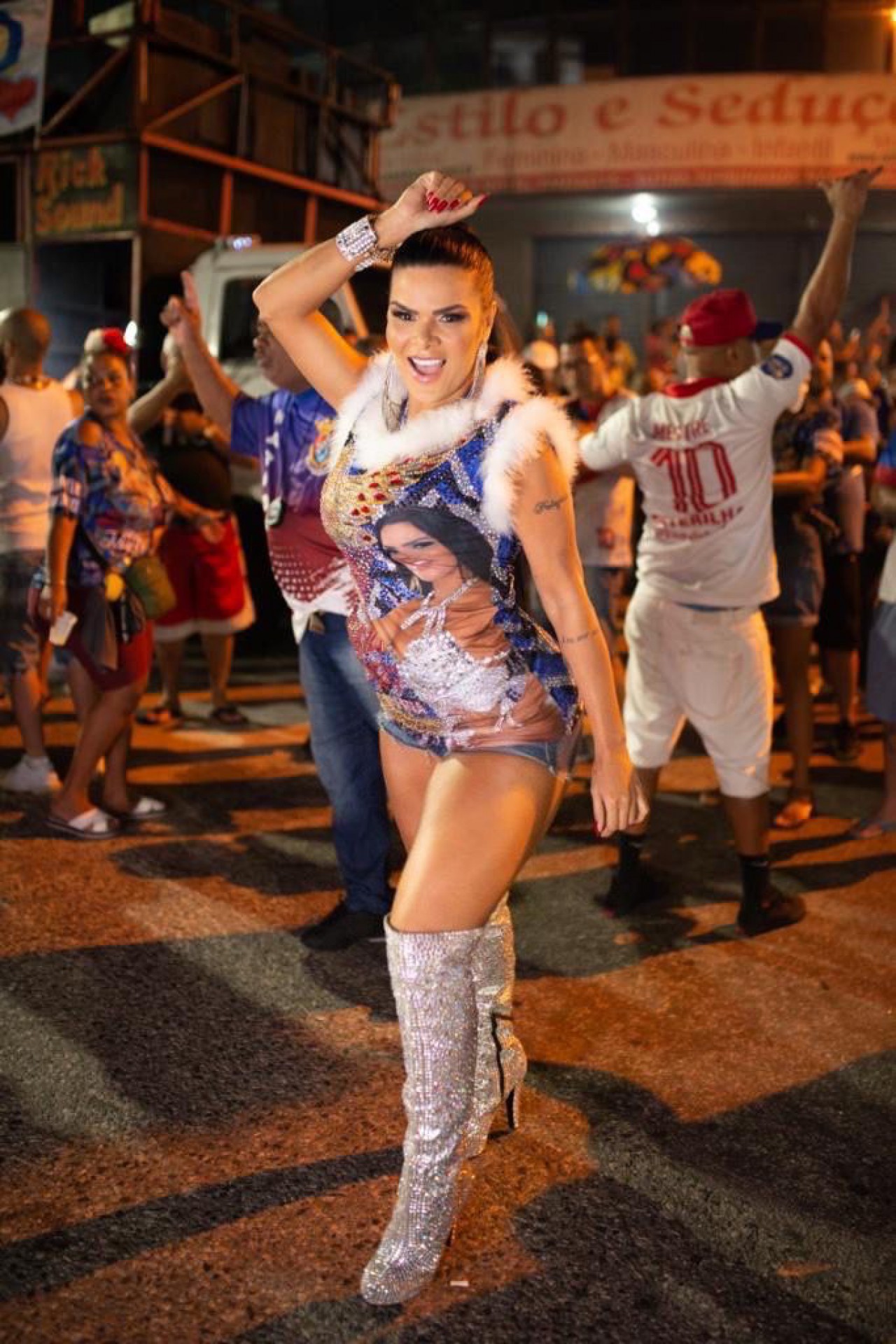 Rainha de Bateria da União da Ilha brilha em ensaio de rua -  Adriano Reis/ Divulgação 