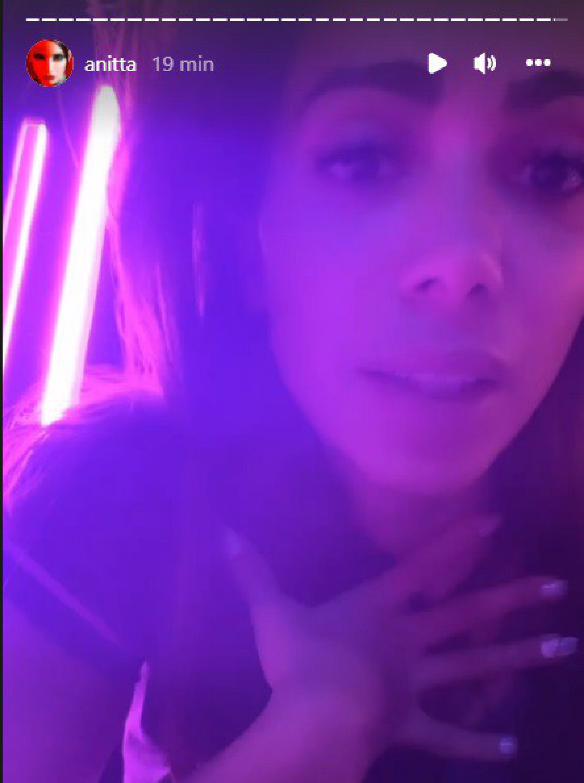 Anitta - reprodução de vídeo