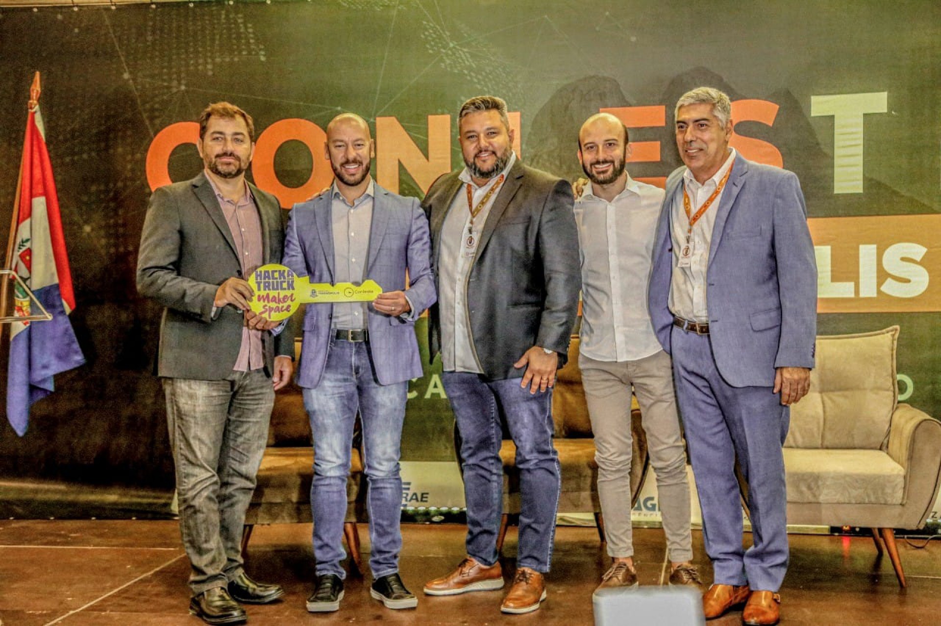 Da esquerda para a direita, Fabiano Rangel, Executivo de Desenvolvimento de Neg&oacute;cios da IBM,&nbsp; prefeito de Teres&oacute;polis Vinicius Claussen,e vice-presidente do cons&oacute;rcio, H&eacute;dio Mataruna, diretor geral do Conleste Vinicius Oberg, secret&aacute;rio municipal de Ci&ecirc;ncia e Tecnologia de Teres&oacute;polis Carlos Cavalcanti, diretor de projetos do Conleste - Divulga&ccedil;&atilde;o