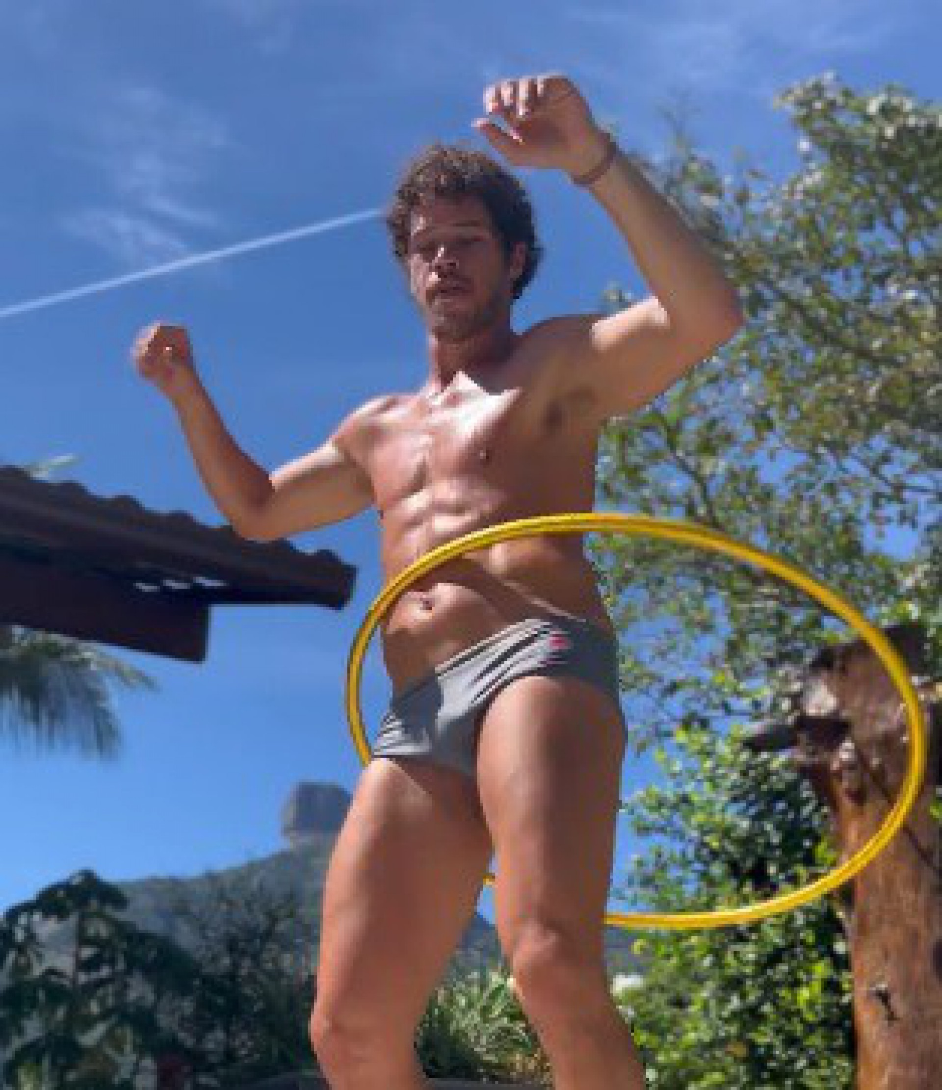 José Loreto brincando de bambolê  - Reprodução