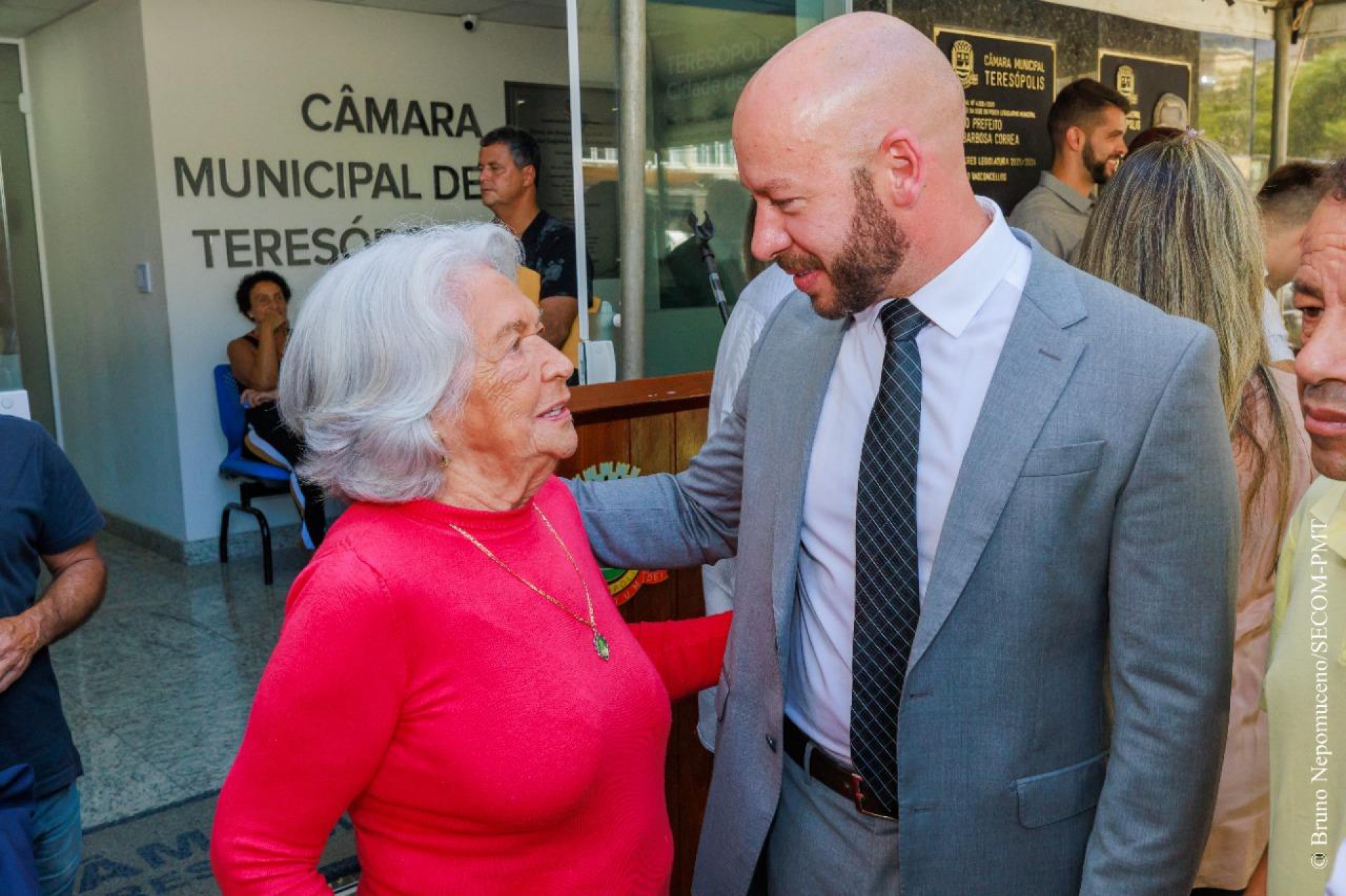 Prefeito Vinicius Claussen com a vi&uacute;va de Luiz Barbosa, Edna Barbosa    - Bruno Nepomuceno