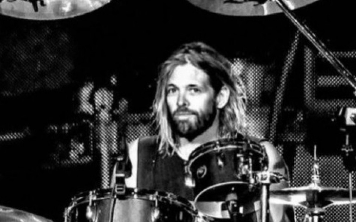 Famosos fazem homenagens a Taylor Hawkins