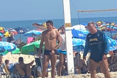 Ventilado no Botafogo, atacante curte futevôlei no Rio