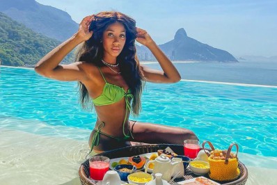 Camilla de Lucas curte dia de sol em piscina luxuosa
