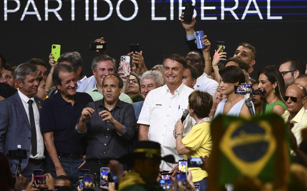 Bolsonaro levanta luta política 'do bem contra o mal' em ato com tom eleitoral - AFP