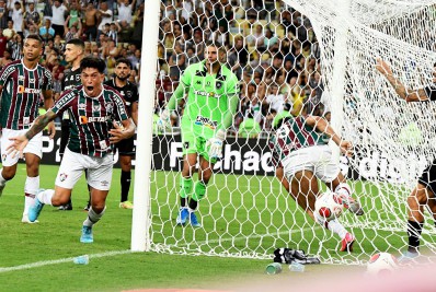 Botafogo vence clássico, mas gol de Cano no fim classifica Fluminense para final do Carioca