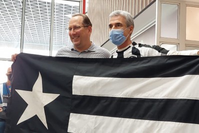 Ao lado de John Textor, Luís Castro chega ao Rio de Janeiro para assumir o Botafogo