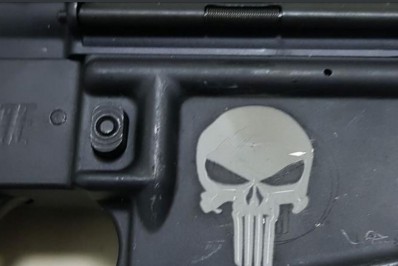 Armeiro vende fuzis falsificados a traficantes desde 2018