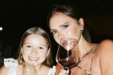 Victoria Beckham sofre críticas e é acusada de deixar que a filha beba vinho