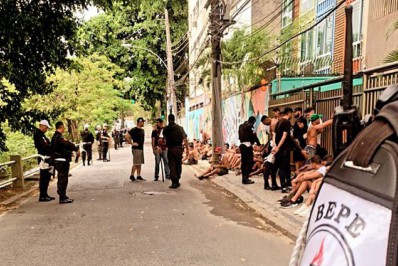 Torcedores do Fluminense são detidos antes do clássico no Maracanã