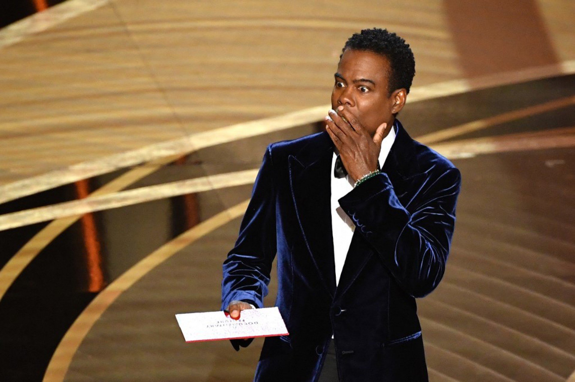 Chris Rock levou um tapa na cara enquanto apresentava o Oscar - AFP