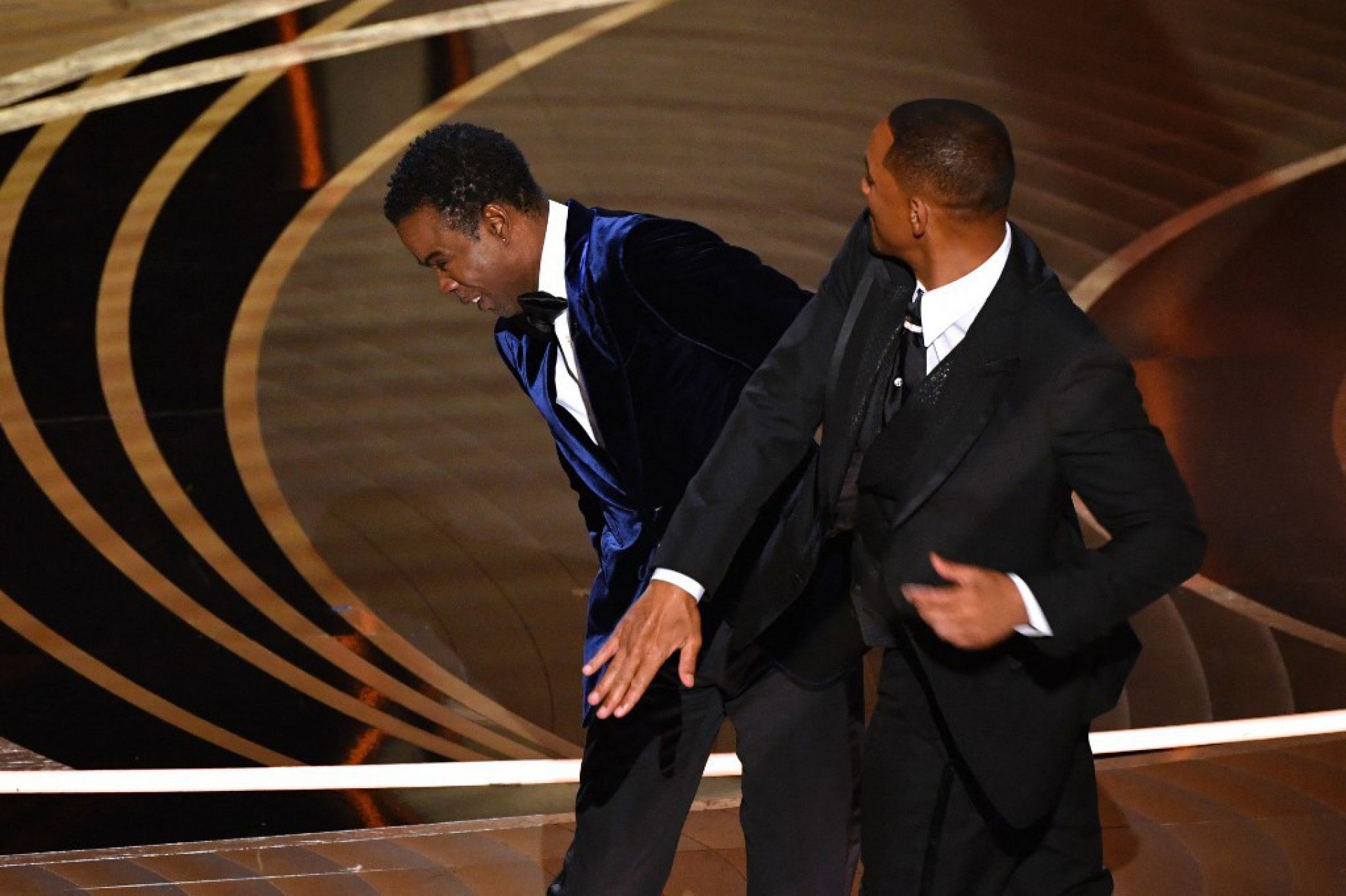 A Academia de Artes e Ciências Cinematográficas decidiu, banir o ator Will Smith de cerimônias do Oscar por 10 anos. O motivo é o tapa na cara que o ator deu em Chris Rock, durante o evento deste ano - AFP