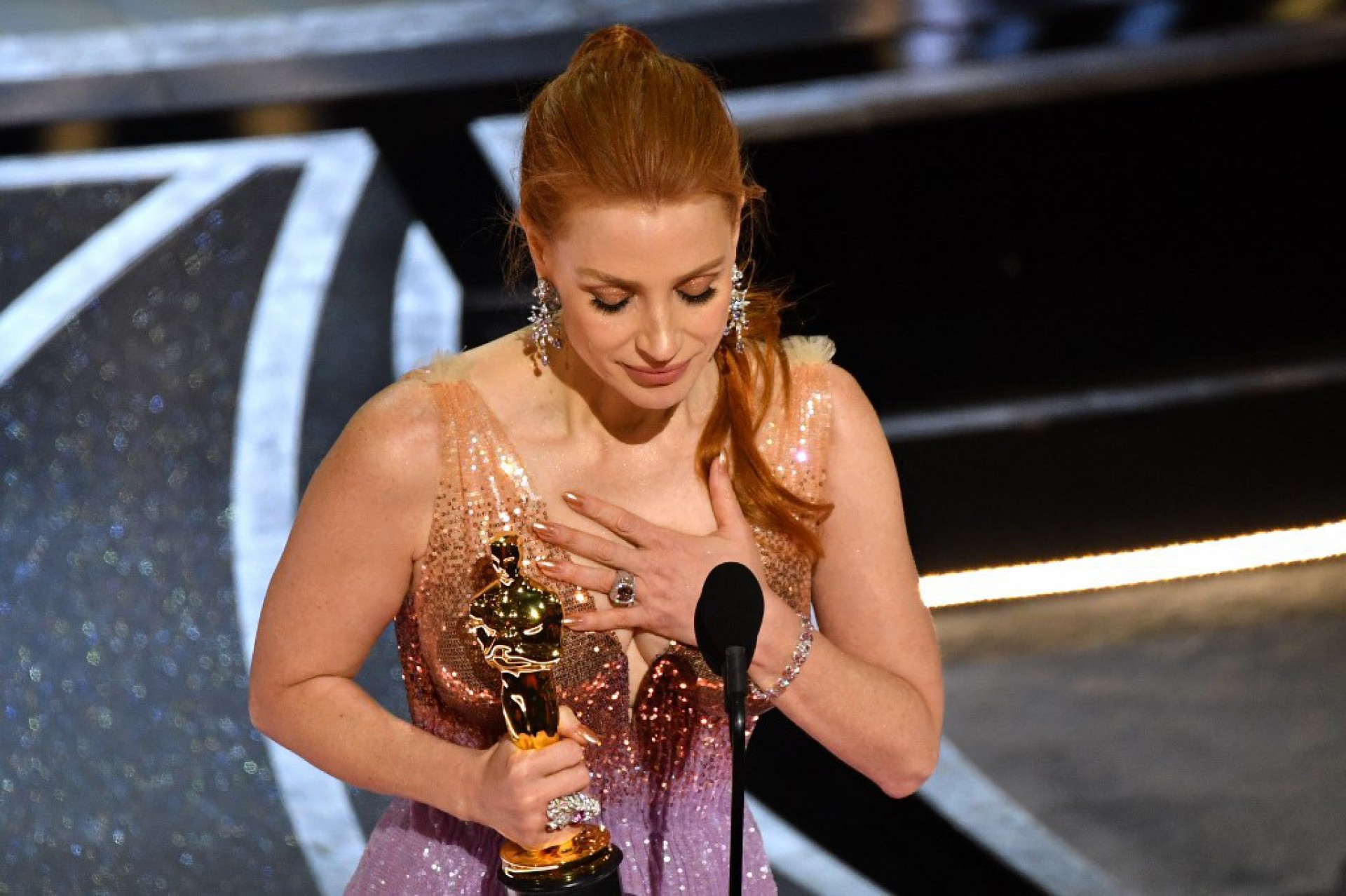 Jessica Chastain recebe o Oscar de melhor atriz - AFP