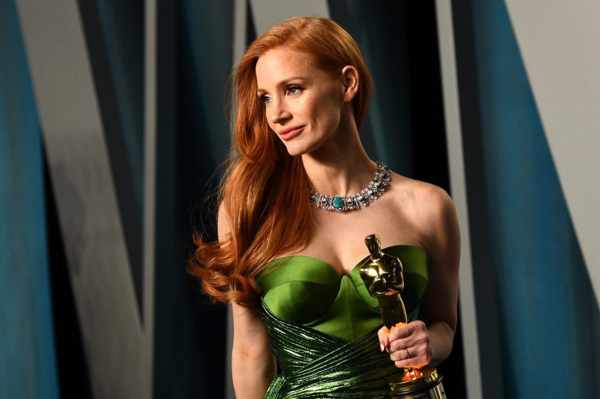 Jessica Castain posa nos bastidores com seu Oscar de melhor atriz - AFP