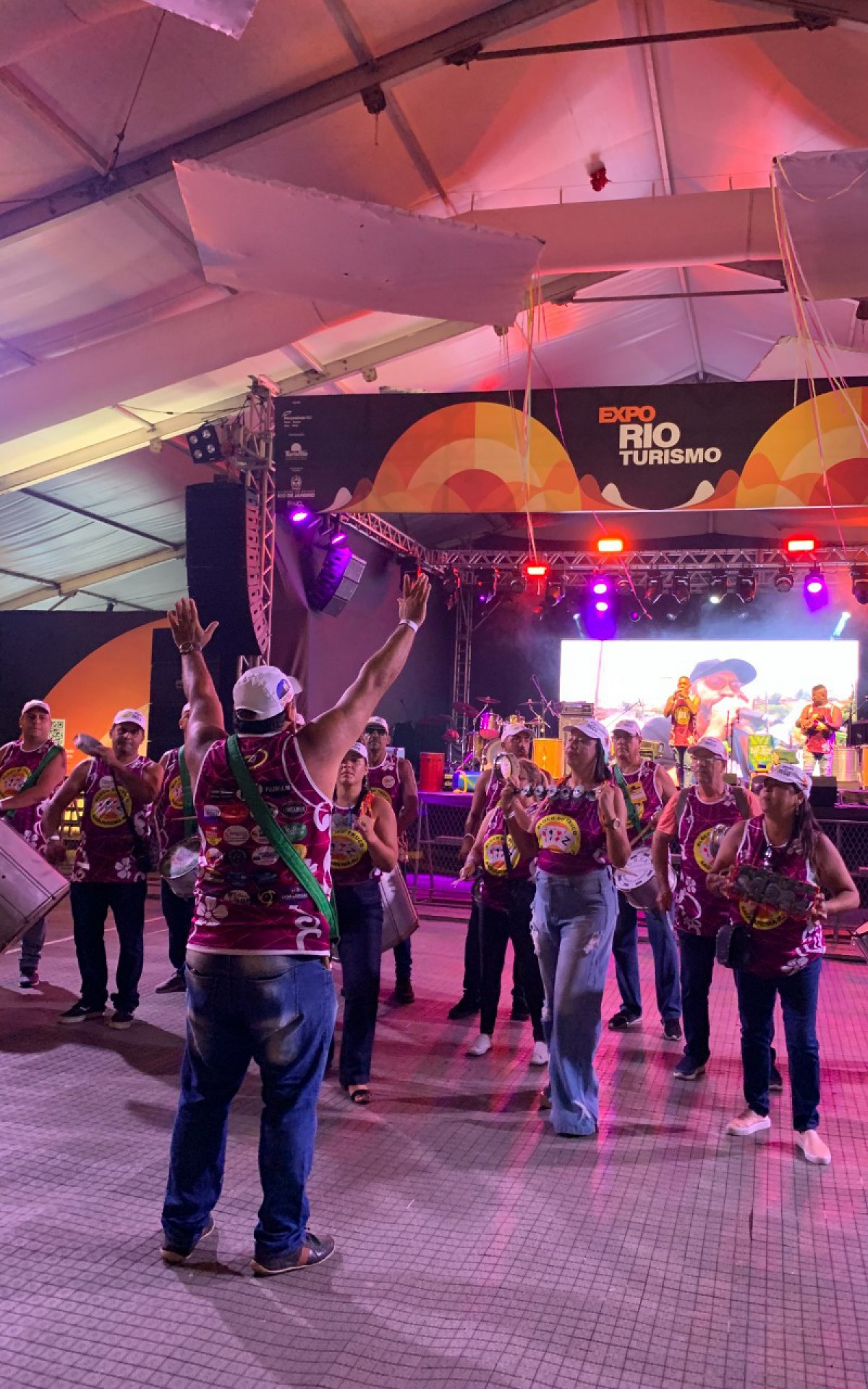  Representantes da cultura local tamb&eacute;m estiveram presentes exibindo sua arte como o tradicional Bloco do Truco.