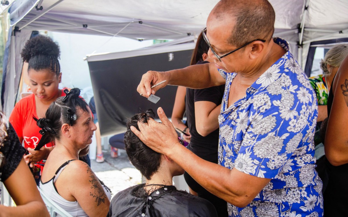 A&ccedil;&atilde;o da Assist&ecirc;ncia Social de Mesquita teve corte de cabelo gratuito
