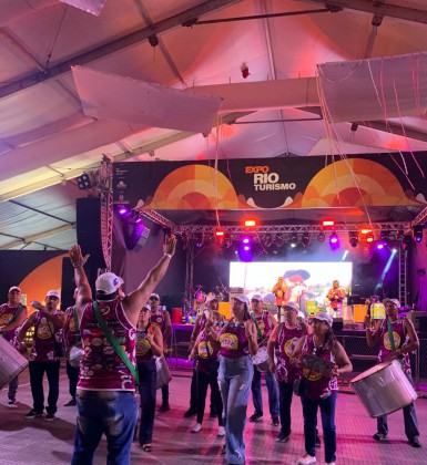  Representantes da cultura local tamb&eacute;m estiveram presentes exibindo sua arte como o tradicional Bloco do Truco. - Divulga&ccedil;&atilde;o