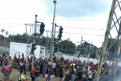Vídeo: Manifestação contra demora de trens gera confusão em ramais da SuperVia
