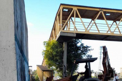 Ponto de descarte inadequado de lixo é limpo por agentes da manutenção urbana em Mesquita