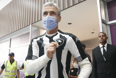Botafogo define intertemporada de 'imersão' com Luís Castro no Nilton Santos