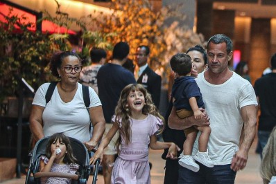 Malvino Salvador e a família esbanjam simpatia em shopping da Zona Oeste do Rio; veja as fotos! 
