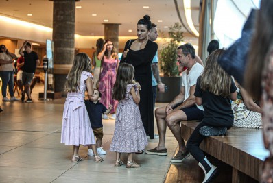Malvino Salvador e a família esbanjam simpatia em shopping da Zona Oeste do Rio; veja as fotos! 