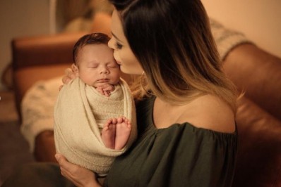 Com ensaio fotográfico, Andressa Urach comemora 40 dias do filho