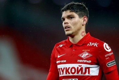 Ayrton Lucas desembarca no Rio e comemora acerto com o Flamengo: 'Não vai faltar garra'