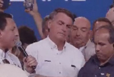 Bolsonaro empurra intérprete de libras durante evento do PL