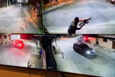 Câmeras registraram homem sendo cercado e morto por criminosos em Caxias