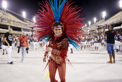 Índio guerreiro – Rei de bateria do Sossego dá show de samba no pé em ensaio técnico