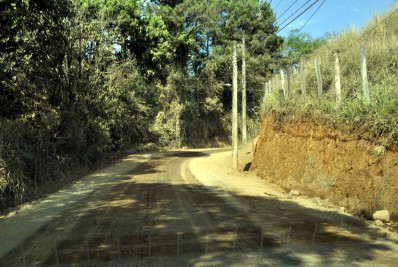Governo do Estado oferece apoio para manutenção de estradas rurais em Barra Mansa